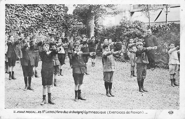 École Pascal - vers 1909 - gymnastique (Exercices de flexion)