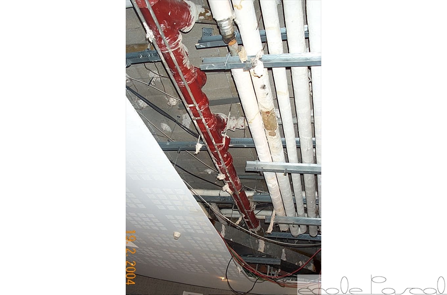 2004-02-19 Travaux dans le plafond du hall (4)